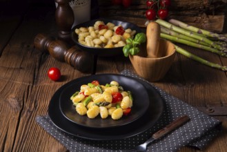 Crispy gnocchi with roasted asparagus and tomatoes