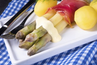 Asparagus with potatoes and parma ham