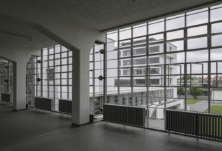 Dessau, Bauhaus, Walter Gropius 1925-26, view from the workshop wing to the Prellerhaus