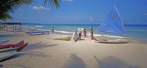 Beach, sailing boats, beach holidaymakers, water sports enthusiasts, Negril, Jamaica, Caribbean,