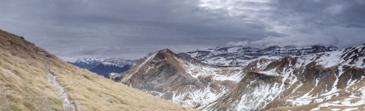 Ascenso al pico Robiñera, Huesca, Aragón, cordillera de los Pirineos, Spain, Europe