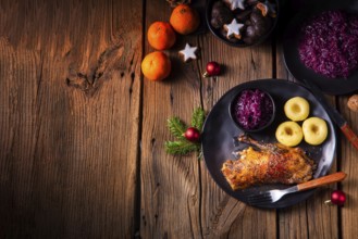 Klassische und knusprige geröstete ente mit kohl und knödel
