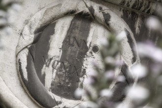 Anno 1922 chiselled in stone in Roman numerals