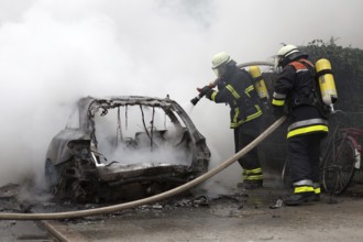 Fire brigade extinguishes burning cars on the Elbchaussee in Hamburg after the riots at the G20