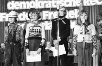 The Party Congress of the German Communist Party (DKP) in Bonn on 19-21 March 1976. Junge Pioniere