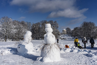 Snowman and snowwoman, behind Monopteros, winter with snow in the southern part of the English
