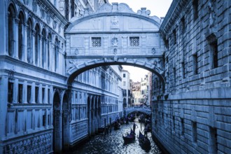 Tourists in gondolas sailing on the Rio de Palazzo o de Canonica Canal under the Bridge of Sighs
