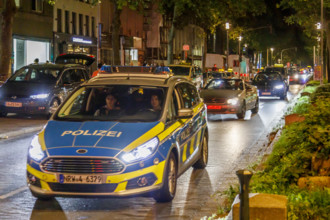 Weekend traffic in Düsseldorf's historic city centre, Heinrich-Heine-Allee, police car, Düsseldorf,
