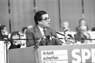 SPD Party Congress April 1982. Hans Koschnik, Germany, Europe