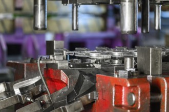 Sheet metal manufacturing process by hydraulic bending machine