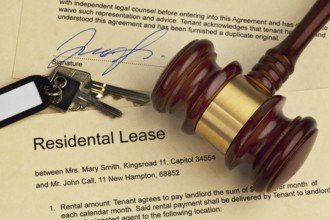 The key to a flat and a tenancy agreement in English. With euro money, Austria seems