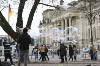 Symbolic image PLACING COALITION NEGOTIATIONS, soap bubbles in front of the Reichstag seat German