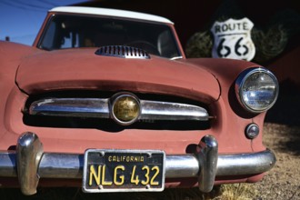 Vintage car in front of the Giganticus Headicus store on Route 66, Arizona, USA, North America