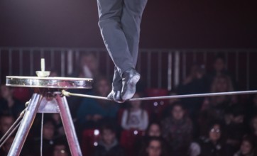 A man walks in a rope in a circus