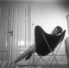 Home decor of the 1950s. The young actress Margit Carlqvist is sitting in a 1950s made popular