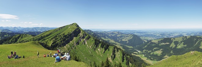 Hiking break on the Gelchenwanger ridge with a view of the Hochgrat and the Alps, Allgäu