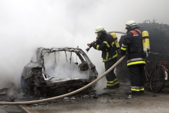 Fire brigade extinguishes burning cars on the Elbchaussee in Hamburg after the riots at the G20