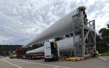 More rotor blades for the Schauinsland wind farm are ready for assembly at the car park on the
