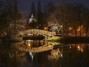 Johannapark Leipzig at night. The dome of the Federal Administrative Court in the background.