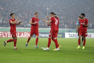 Matthias Ginter (SC Freiburg) has given Sportclub a 1-0 lead and is celebrated by his colleagues