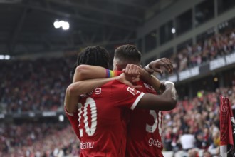 Be embraced: Junior Adamu (SC Freiburg) celebrates Christian Günter (SC Freiburg) after his goal to