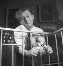 Father in the 1940s. Actor Åke Söderblom, 1910-1965 tries his best at amusing his son from outside