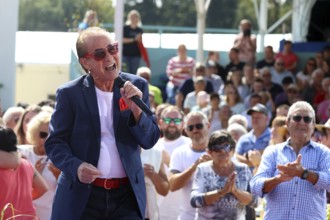 Michael Holm (singer / musician) in the ARD TV programme Immer wieder sonntags, Rust, Germany /