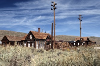 Ghost town of Bodie: Windswept wooden houses, lamp posts and a sweeping view of the surrounding