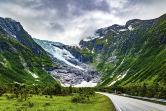 The largest glacier in continental Europe, Jostedalsbreen, is located in the mountains. Cold summer