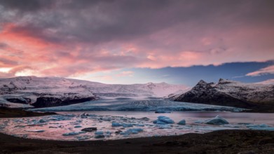 Ice floes on the black sea sand and the coast Fjallsarlon lagoon