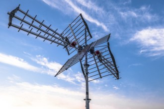 Directional antenna for reception of digital television broadcasting DVB-T and DVB-T2 against a