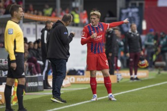 Football match, Mikkel KAUFMANN 1.FC Heidenheim right in conversation with coach Frank SCHMIDT 1.FC