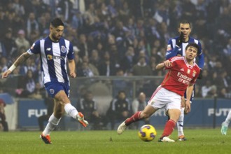 Football match, VARELA FC Porto left with a pass to the right, Joao NEVES Benfica Lisbon right