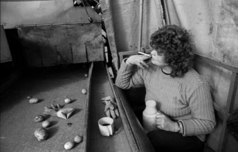 Germany, Trinwillershagen, 16.9.1991, pause, woman on a potato harvester, Europe