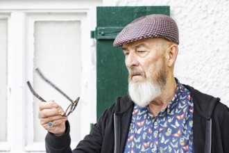 An image of an old man and his glasses