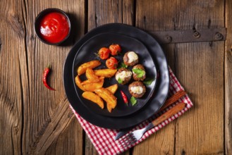 Meatballs with potato quarters from the oven