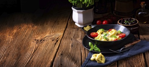 Rustic spinach tortellini with cheese and cocktail cocktail tomatoes