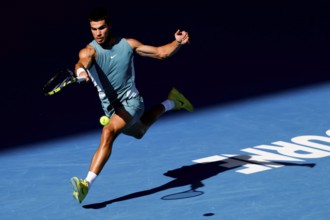 MELBOURNE, AUSTRALIA - JANUARY 19: Carlos Alcaraz of Spain hits a forehand to Jack Draper of Great