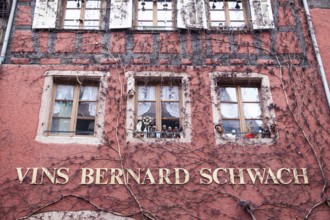 La facciata di una vecchia winery. Riquewihr, Alsace. France