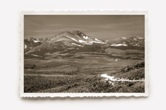 Landscape panorama, the partly snow-covered mountains of the Sierra Nevada rise on the horizon.