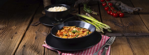 Colourful turkey fricassee with asparagus and peppers