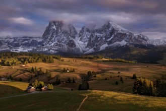 Snowy Alpe di Siusi, Seiser Alm, Sassolungo a Sassoplatto at sunset