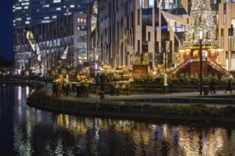 Decorated Christmas tree and Christmas market in front of the Kö-Bogen building at Corneliusplatz