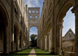 Begun in 1040, destroyed from 1562, nave to the east with remains of the crossing tower, ruins of