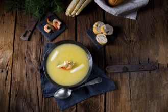 Super tasty asparagus soup with prawns and capers