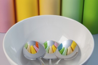 One ceramic bowl and three spoons