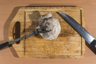 Schneiden von gekochtem Fleisch