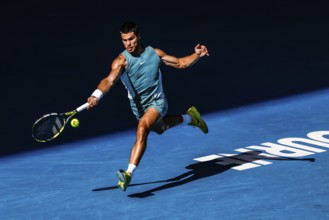 MELBOURNE, AUSTRALIA - JANUARY 19: Carlos Alcaraz of Spain hits a forehand to Jack Draper of Great