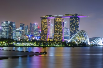 Marina Bay Sands and Gardens By The Bay with city skyline at dusk