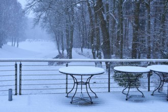Snow on the tables of the terrace of the Wentorf-Reinbeker Golf Club, Wentorf, Schleswig-Holstein,